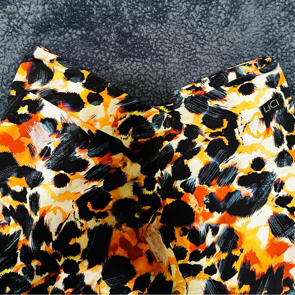 LiCi Fit Leopard Print V-Cut Scrunch Butt Athletic Shorts - M - Picture 2 of 5